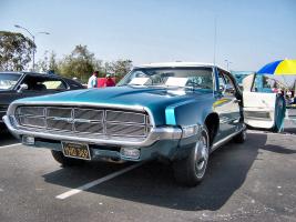 Прикрепленное изображение: 1969_Blue_Ford_Thunderbird_front_low.jpg