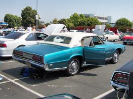 Прикрепленное изображение: 1969_Blue_Ford_Thunderbird_rearquarter.jpg