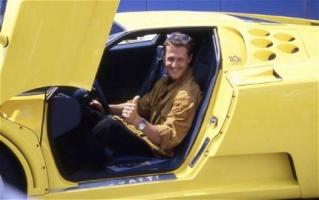 Прикрепленное изображение: michael-schumacher-and-his-1994-bugatti-eb-110-ss.jpg