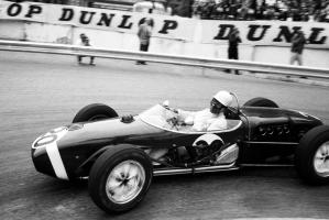 Прикрепленное изображение: stirling_moss__monaco_1961__by_f1_history-d5i312p.jpg