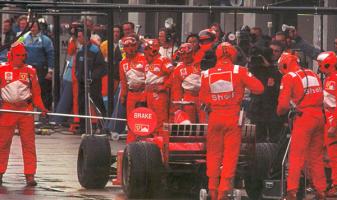 Прикрепленное изображение: 1998-Silverstone-F300-Schumacher-stop and goi-1.jpg
