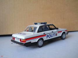 Прикрепленное изображение: Colobox_Volvo_240_Politi_Minichamps~02.jpg
