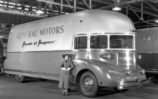 Прикрепленное изображение: 1936 GM Futureliner.jpg