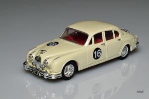 Прикрепленное изображение: Jaguar MK2 #16 John Coombs Corgi 96881.jpg