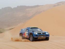 Прикрепленное изображение: 129_0507_02_z+2005_dakar_rally+volkswagen_touareg.jpg