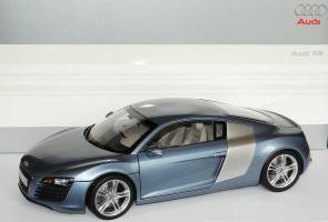Прикрепленное изображение: 1zu18_Audi_R8_jetblaumet_Audi_Kyosho_5010618415_14254_01.JPG