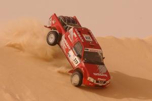 Прикрепленное изображение: giniel-de-villiers-toyota-hilux-dakar-rally.jpg