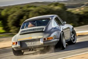 Прикрепленное изображение: Singer-911-Resto-Mod-Car-12.jpeg