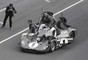 Прикрепленное изображение: FordGT40MkIV_800.jpg