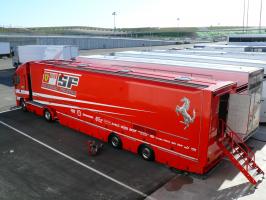 Прикрепленное изображение: Scuderia_Ferrari_2008_transporter.jpg