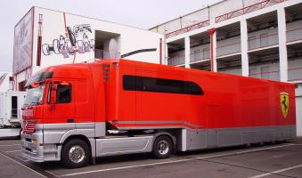 Прикрепленное изображение: Mercedes-Benz_Actros_wearing_the_Scuderia_Ferrari_logo.jpg