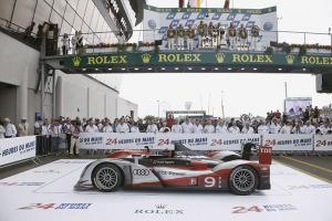 Прикрепленное изображение: Audi-R15-Plus-Le-Mans-2010-Podium.jpg