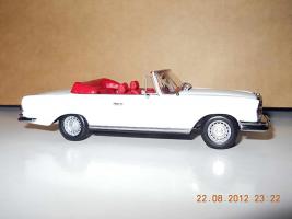 Прикрепленное изображение: Colobox_Mercedes-Benz_280SE_Cabrio_W111_Minichamps~04.jpg
