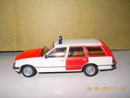 Прикрепленное изображение: Colobox_Opel_Rekord_E_Caravan_Notarzt_Schuco~03.jpg