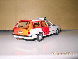 Прикрепленное изображение: Colobox_Opel_Rekord_E_Caravan_Notarzt_Schuco~02.jpg
