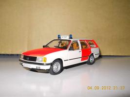 Прикрепленное изображение: Colobox_Opel_Rekord_E_Caravan_Notarzt_Schuco~01.jpg
