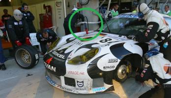 Прикрепленное изображение: lemans-24-hours-of-le-mans-2004-pitstop-for-84-seikel-motorsport-porsche-911-gt3-rs-tony-b.jpg