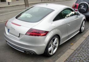 Прикрепленное изображение: 800px-Audi_TTS_Coupé_Eissilber_Heck.JPG