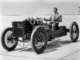Прикрепленное изображение: 1953_Photo_of_William_Clay_Ford_Driving_Ford_999_Race_Car_Dearborn_Michigan_BW_H_Ford_Museum_N.jpg