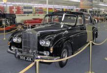 Прикрепленное изображение: 800px_1960_Rolls_Royce_Phantom_V_James_Young_Sedanca_Deville.JPG