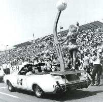 Прикрепленное изображение: Oldsmobile_Hurst_Cutlass_Convertible_1969.jpg