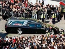 Прикрепленное изображение: maserati_leichenwagen_15831740__MBQF_1271617989_templateId_renderScaled_property_Bild_height_349.jpg