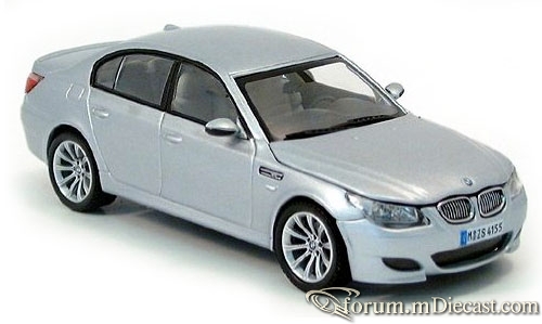 BMW E60 M5 2004 Kyosho.jpg