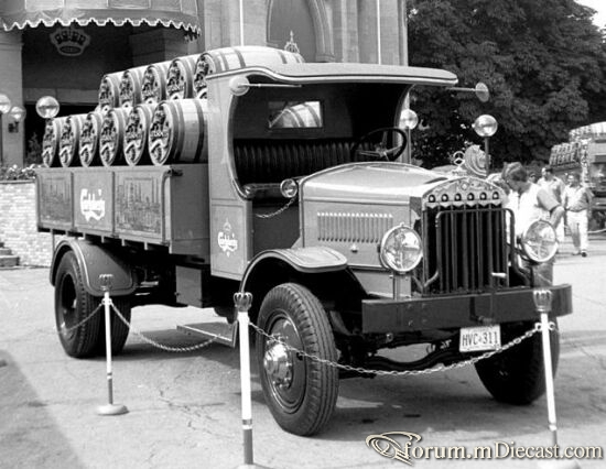 1927_Mercedes_Benz_L_2000.jpg