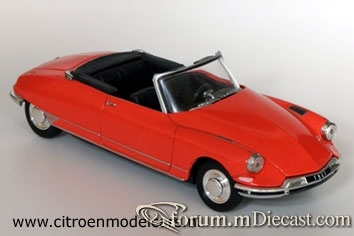 Citroen DS19 2d Cabrio 1961 Universal Hobbies.jpg