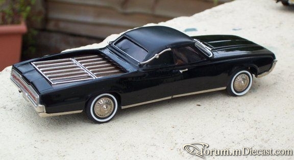 Ford Thunderbird 1967 Flower Car Brooklin-Roberts.jpg