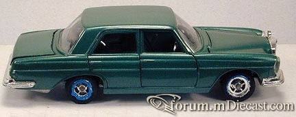 Mercedes-Benz W112 250SE 4d Nacoral.jpg