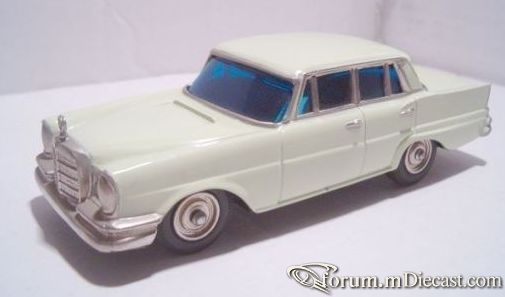 Mercedes-Benz W111 220SE 4d 1959 Sakura.jpg