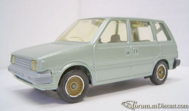 Nissan Prairie Solido.jpg