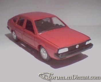 Volkswagen Passat II 5d 1982 Conrad.jpg