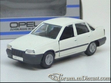 Opel Kadett E 4d Gama.jpg