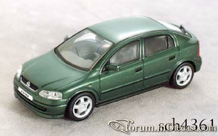 Opel Astra G 5d 2000 Schuco.jpg
