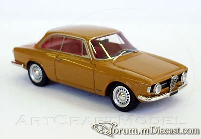 Alfa Romeo Giulia Sprint 1966 Looksmart.jpg