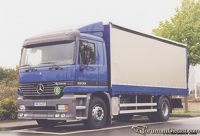 Actros-1835M-Pr-Lkw-blau-m-Schiebeplane.jpg