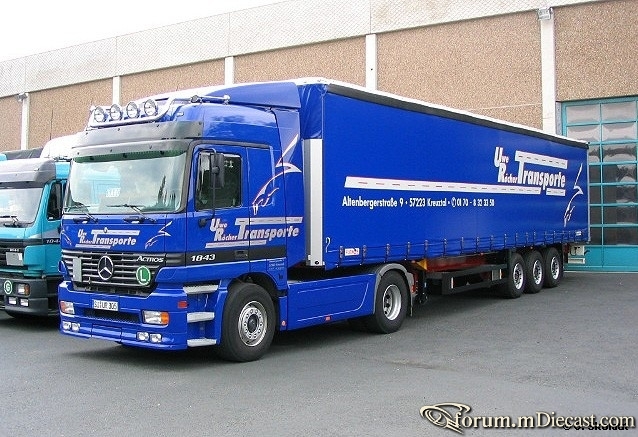 Actros-1843L-Gardinenplanensz-Ricker-dkblau.jpg