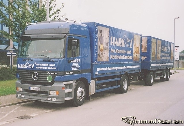 1840L-Pritschenlastzug-Hark-blau.jpg