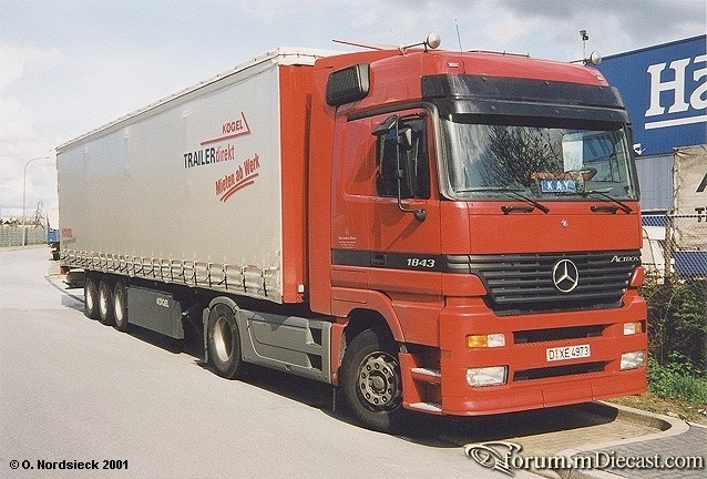 Actros-1843LH-Gardinenplsz-rot-Plane-hgrau.jpg