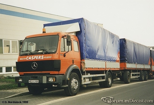 1735-SK-Pritschenlastzug-Caspers-rot-Pl-blau.jpg