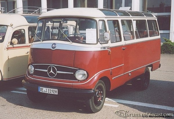 O319-Klein-Reisebus-weiss-weinrot.jpg