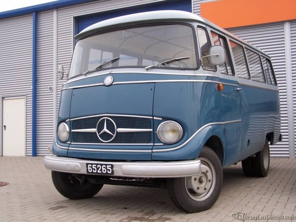 Mercedes-Benz O 319_ 2005-11-19_ 007.jpg