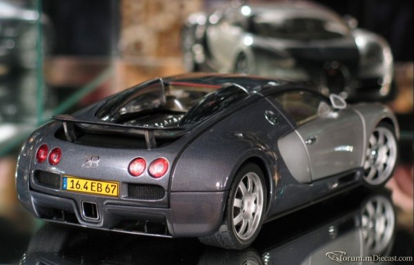 Bugatti EB 16.4 Veyron (GENF 2003) (Grey/Silver) by AUTOart