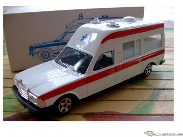 Mercedes-Benz W123 Ambulance Norev