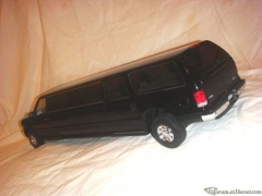 SunStar 1:18 Ford Excursion Stretch