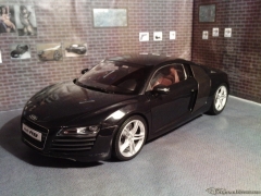 Kyosho - R8