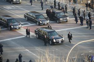800px-Obama_Cadillac_limousine_in_2009_inaugural_parade.jpg