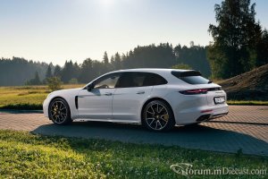1739414738_PORSCHEPANAMERATURBOSE-HYBRID2016.thumb.jpg.09bca1c822462171a1e45806f214644e.jpg
